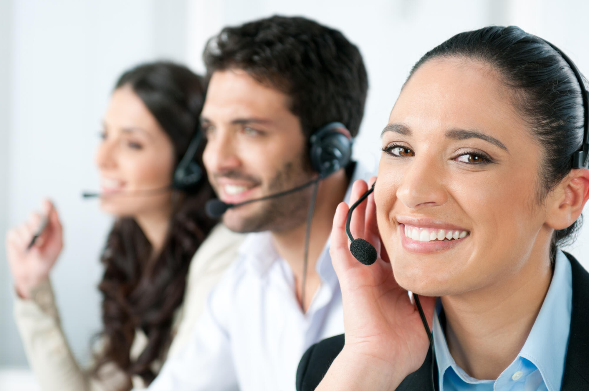 Serving Spanish Customers? When to Use a Bilingual Call Center